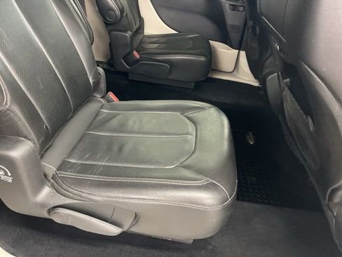 Used 2022 Chrysler Pacifica Touring-L FWD image 37