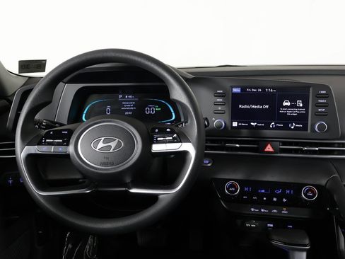 Used 2025 Hyundai Elantra Blue image 29