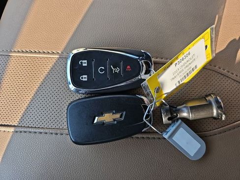 Used 2023 Chevrolet Traverse Premier image 36