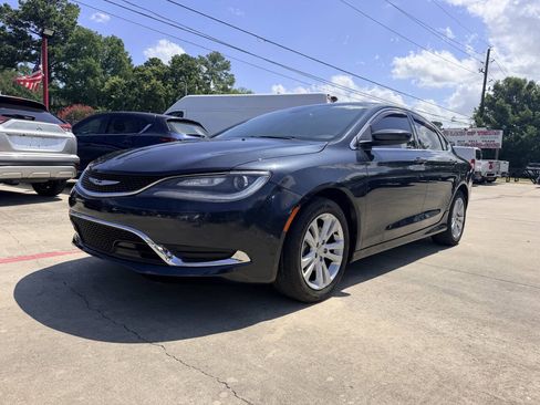Used 2017 Chrysler 200 Limited Platinum w/ Comfort & Convenience Group FWD image 2
