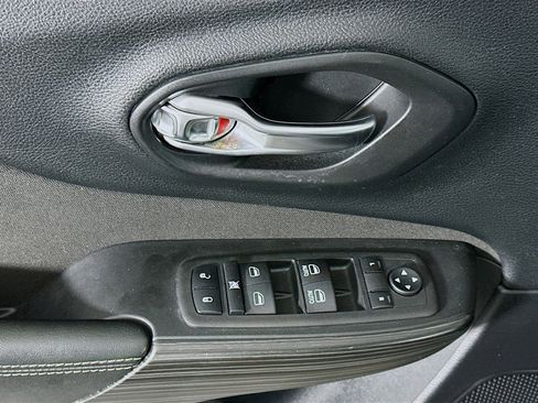 Used 2017 Jeep Cherokee Latitude w/ Comfort/Convenience Group image 15