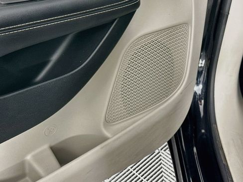 Certified 2023 Chrysler Pacifica Touring-L FWD image 28