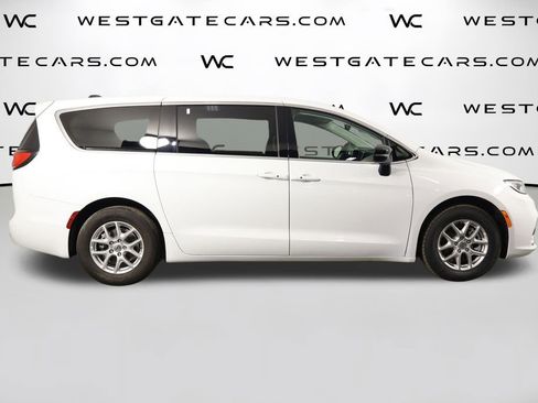 Used 2024 Chrysler Pacifica Touring-L image 46