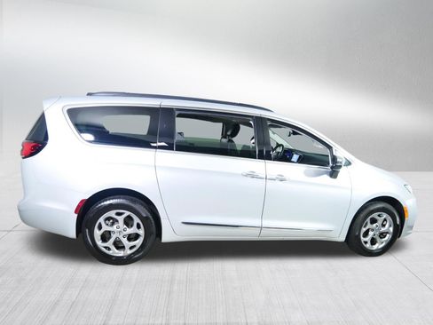 Used 2023 Chrysler Pacifica Limited AWD/4WD image 8