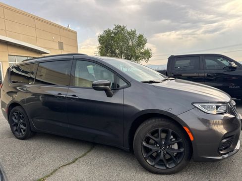 Used 2022 Chrysler Pacifica Touring-L w/ S Appearance Package AWD/4WD image 4