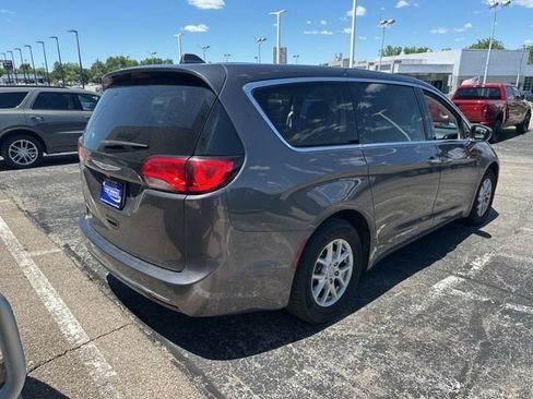 Used 2020 Chrysler Pacifica Touring FWD image 4