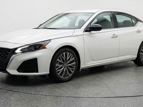 Used 2025 Nissan Altima 2.5 SV image 3