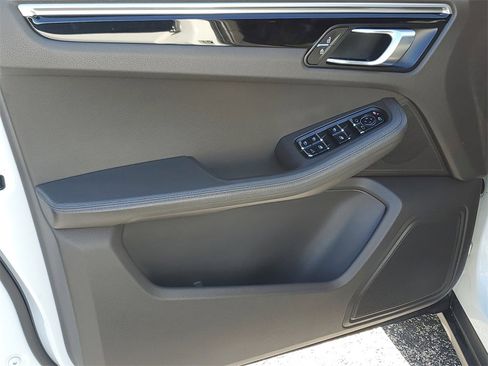 Used 2020 Porsche Macan Base image 17