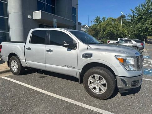 Used 2017 Nissan Titan SV RWD image 4