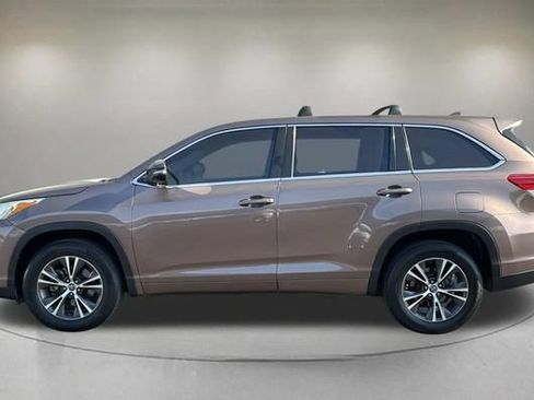 Used 2018 Toyota Highlander Plus w/ Carpet Mat Package (TMS) FWD image 5