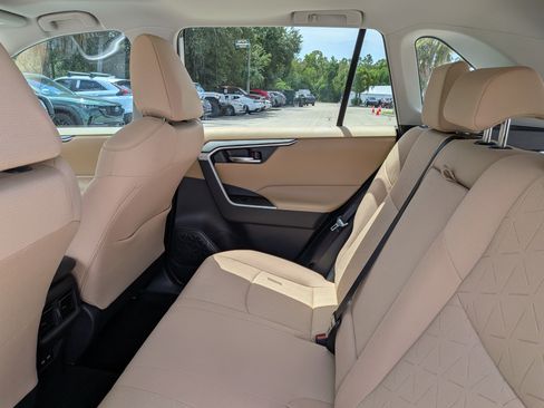 Used 2021 Toyota RAV4 XLE w/ Convenience Package FWD image 15