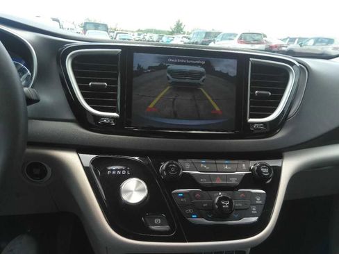 Certified 2024 Chrysler Pacifica Touring-L FWD image 13