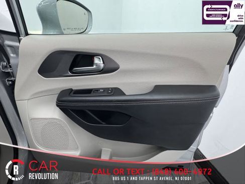 Used 2022 Chrysler Pacifica Touring-L image 63