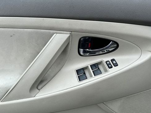 Used 2011 Toyota Camry LE image 12