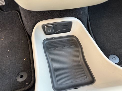 Used 2023 Chrysler Voyager LX image 24