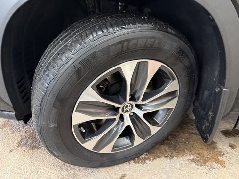 Used 2023 Toyota Highlander XLE image 4