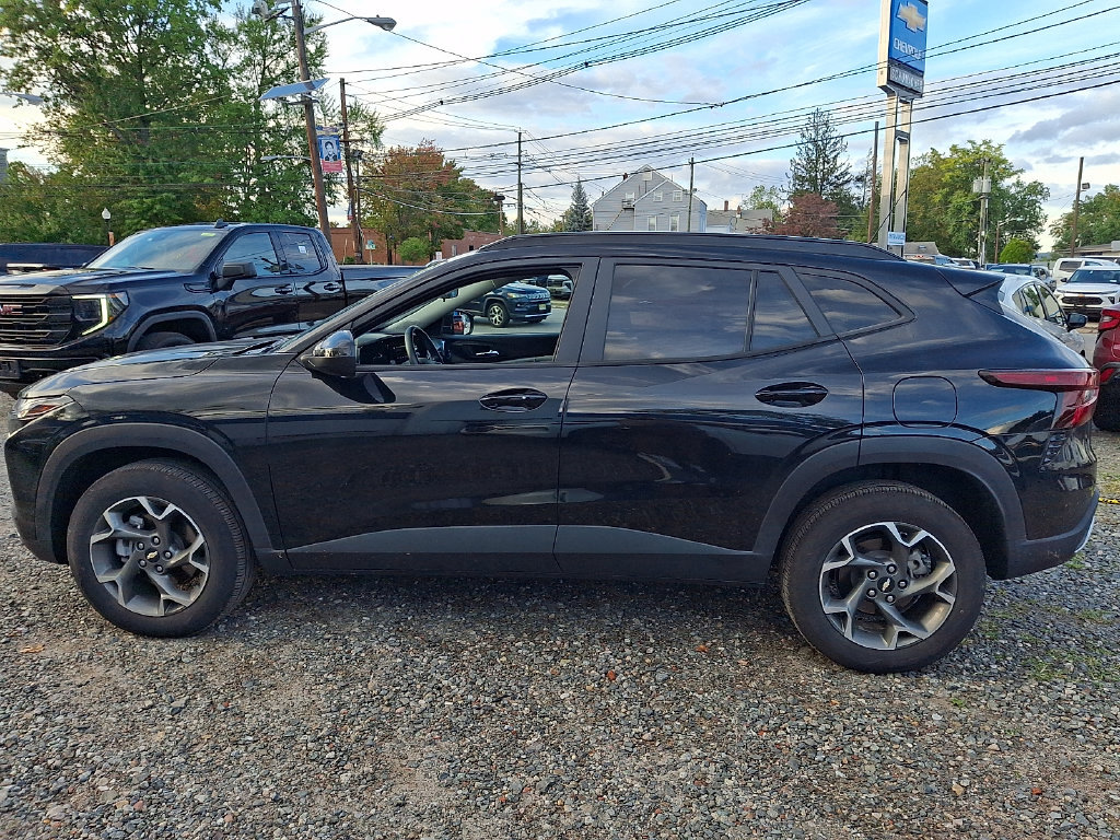 Used 2025 Chevrolet Trax LT w/ Driver Confidence Package FWD image 4