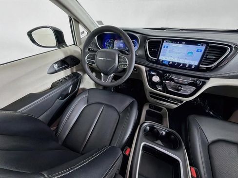 Used 2024 Chrysler Pacifica Limited FWD image 11