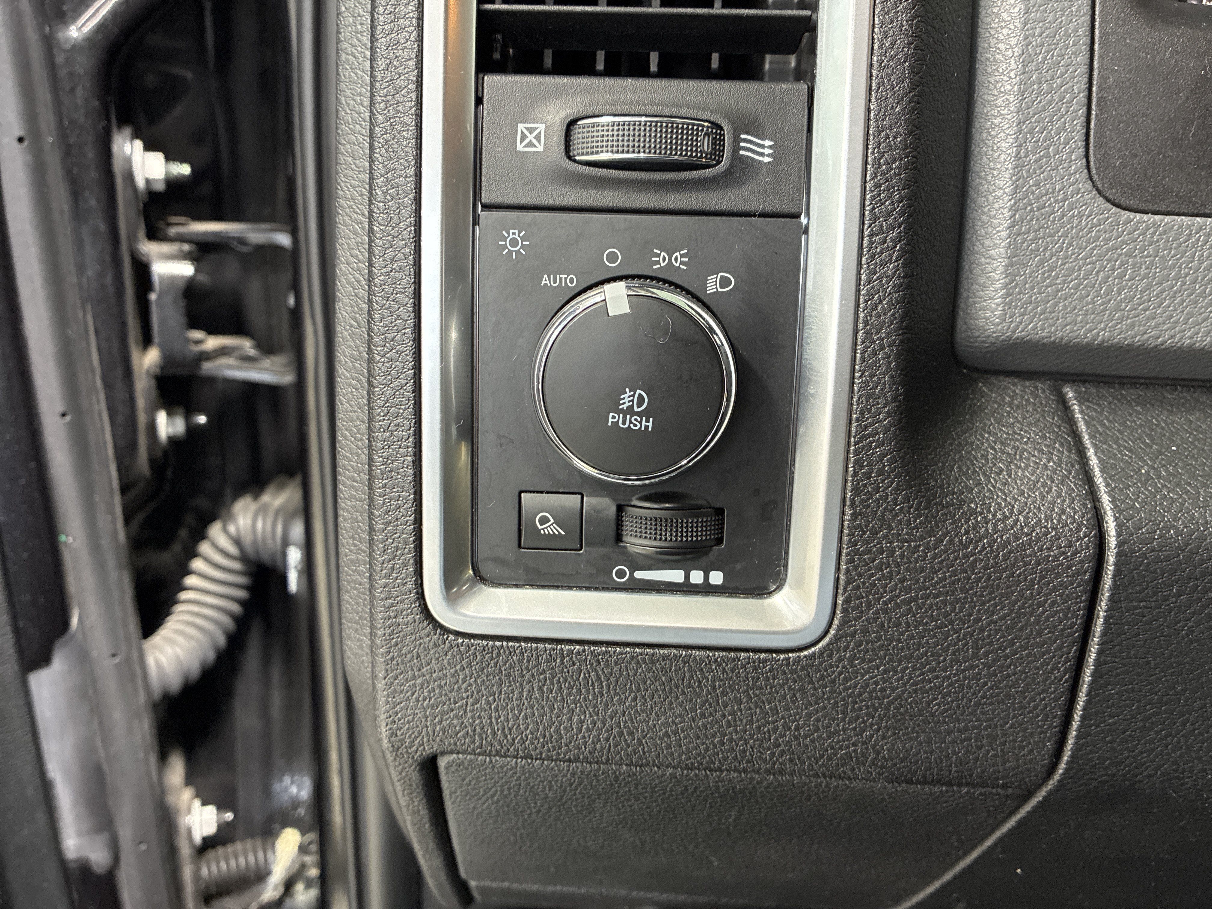 Used 2018 RAM 1500 SLT AWD/4WD image 22