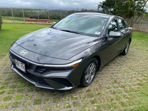 Used 2025 Hyundai Elantra SE image 3