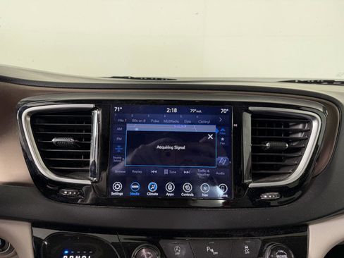 Used 2018 Chrysler Pacifica Touring-L Plus w/ Tire & Wheel Group FWD image 5