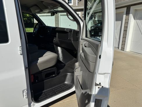 Used 2015 Chevrolet Express 2500 RWD image 14