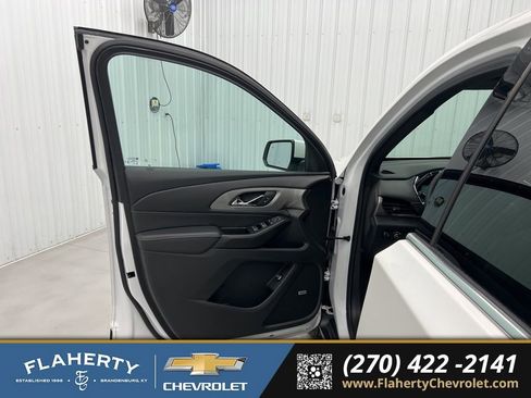 Used 2023 Chevrolet Traverse LT w/ LT Premium Package image 8