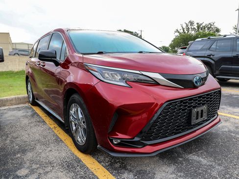 Used 2022 Toyota Sienna XSE w/ XSE Plus Package AWD/4WD image 6