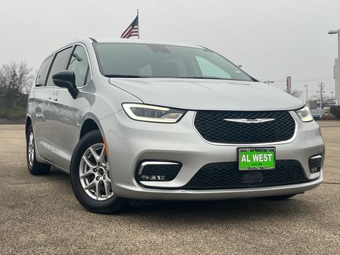 Used 2024 Chrysler Pacifica Touring-L image 2