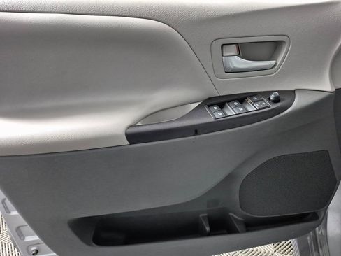 Used 2018 Toyota Sienna LE image 13