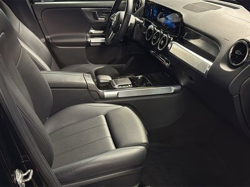 Used 2021 Mercedes-Benz GLB 250 4MATIC image 9