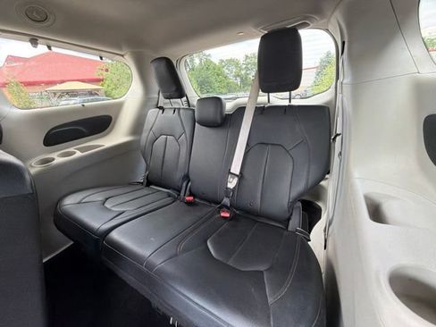 Used 2020 Chrysler Pacifica Touring-L FWD image 20