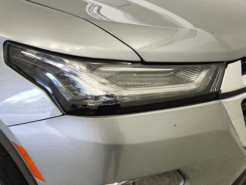 Used 2023 Chevrolet Traverse LT FWD image 32