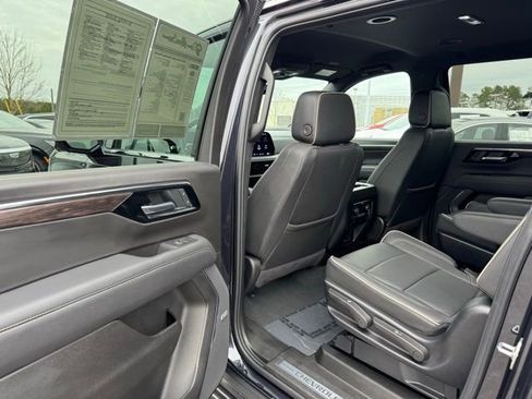 Used 2025 Chevrolet Suburban Premier image 37