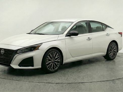 Used 2025 Nissan Altima 2.5 SV FWD image 3