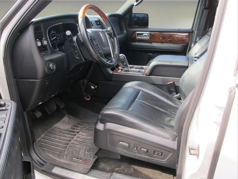 Used 2016 Lincoln Navigator Select RWD image 10
