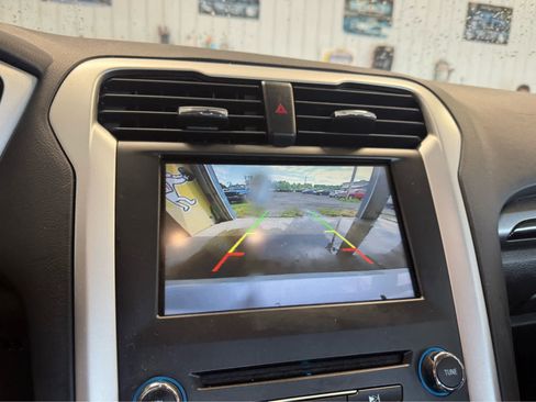 Used 2016 Ford Fusion SE FWD image 18