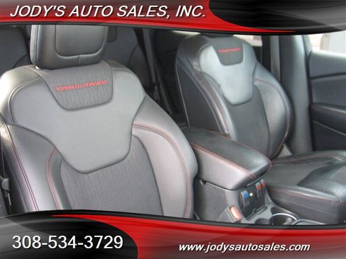 Used 2018 Jeep Cherokee Trailhawk image 23