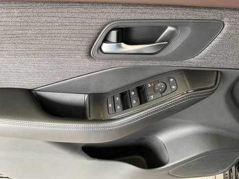 Used 2022 Nissan Rogue SV image 11