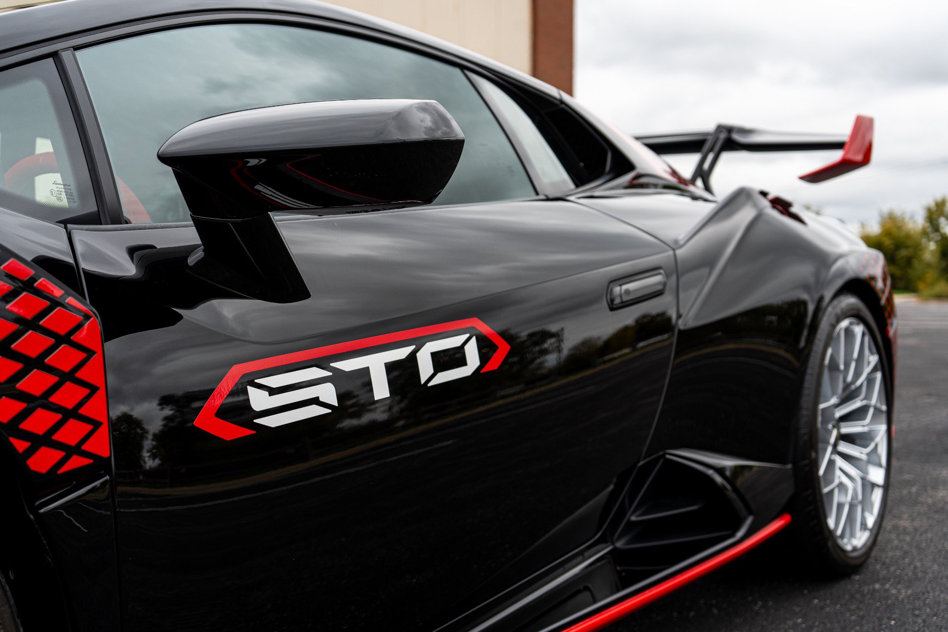 Used 2023 Lamborghini Huracan STO RWD image 13