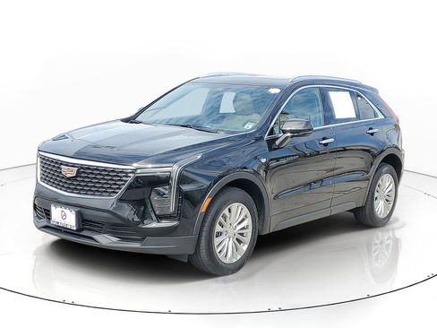 Certified 2024 Cadillac XT4 Luxury w/ Cold Weather Package AWD/4WD image 2