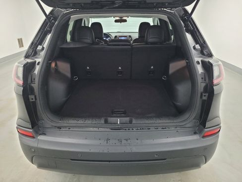 Used 2019 Jeep Cherokee Latitude Plus w/ Cold Weather Group AWD/4WD image 29