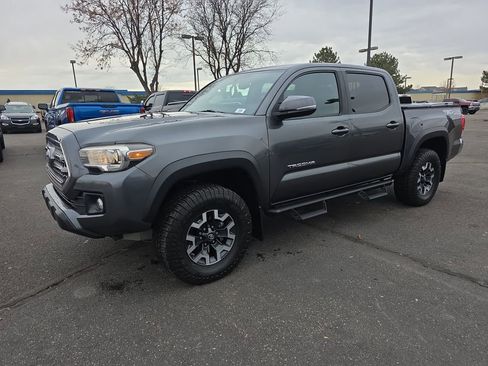 Used 2017 Toyota Tacoma TRD Off-Road image 1