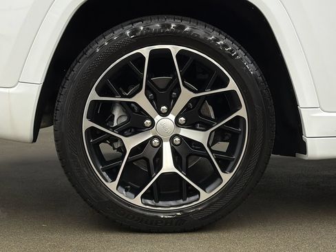Used 2023 Jeep Grand Cherokee Summit AWD/4WD image 11