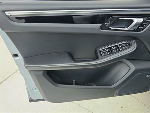 Used 2024 Porsche Macan w/ Premium Plus Package image 34