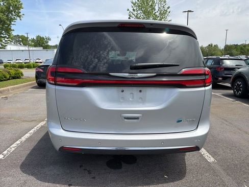 Used 2023 Chrysler Pacifica Touring-L FWD image 6