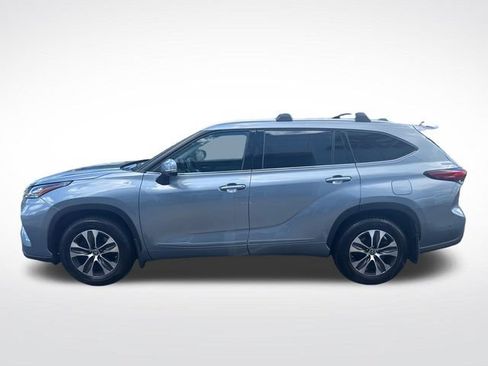 Used 2022 Toyota Highlander XLE AWD/4WD image 6