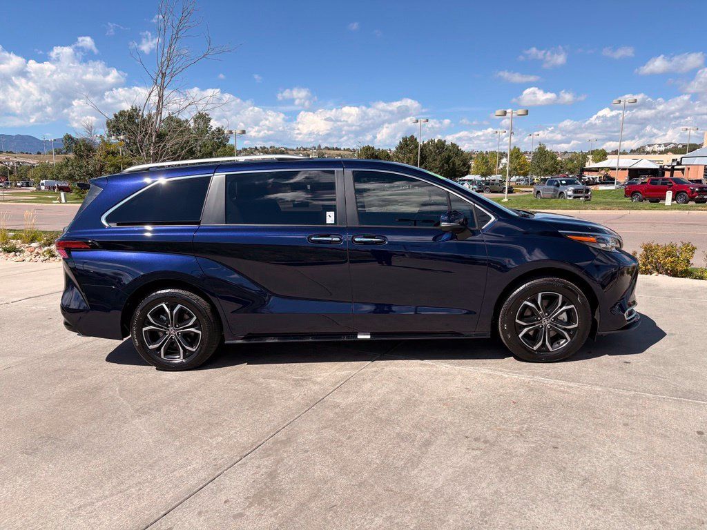 Used 2026 Toyota Sienna Platinum AWD/4WD image 9