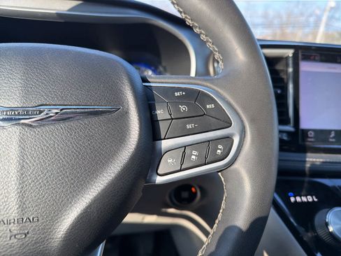 Used 2022 Chrysler Pacifica Touring-L image 18