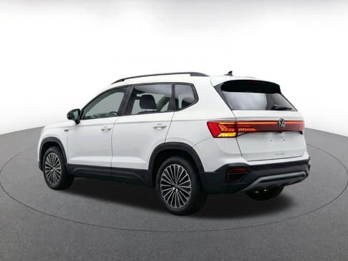 Used 2026 Volkswagen Taos SE FWD image 7